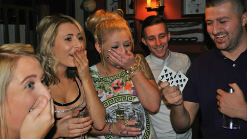 Marco is aan het goochelen